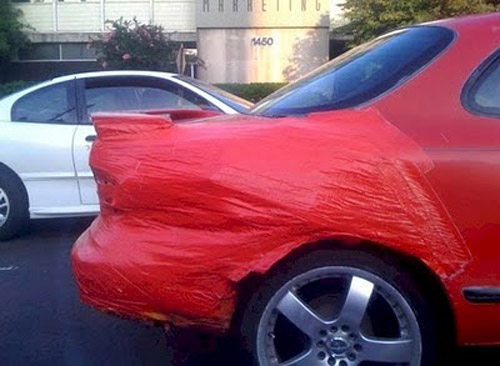 Tấm dán cùng màu cho chiếc xe xước sơn.