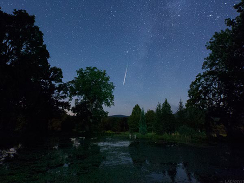 Vệt sao băng rơi xuống một hồ nước ở Hungary với tốc độ khoảng 160.000 km/h vào tối 11/8. Ảnh: