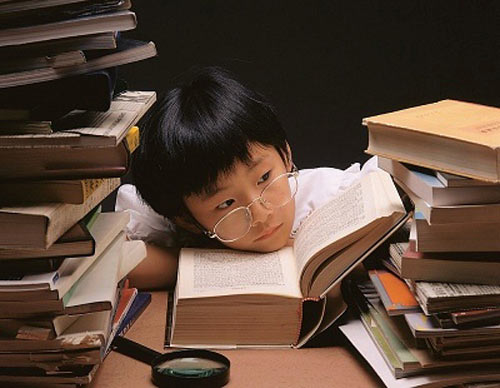 trẻ học quá tải có nhiều hệ lụy