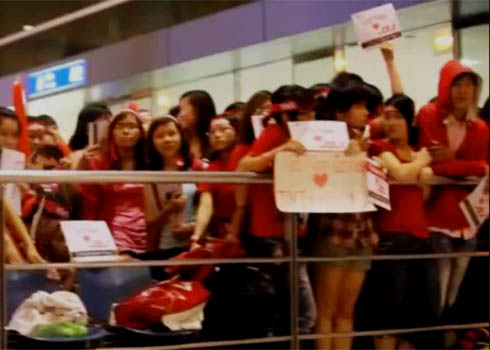teen hào hứng chờ thần tượng tại sân bay. Ảnh: clip youtube