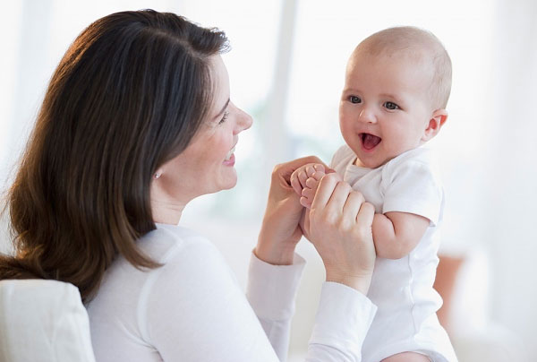 Khuyến khích bé nói chuyện với mẹ